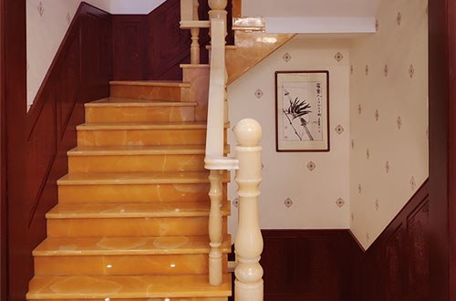 包头中式别墅室内汉白玉石楼梯的定制安装装饰效果